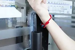 Simple Touch for easy and quick door opening without battery.